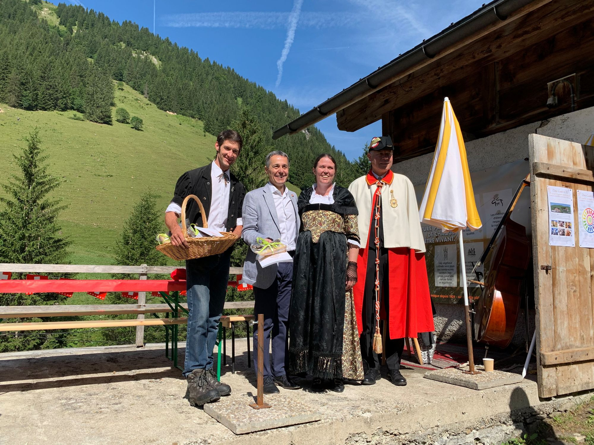 Esther et Nicolas avec le conseiller fédéral Ignazio Cassis - Alpage Pâquier-Mottier