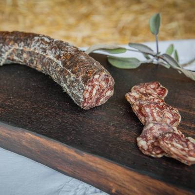 une planche avec un morceau de salami boeuf