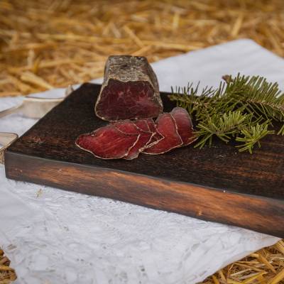 une planche avec un morceau de viande séchée